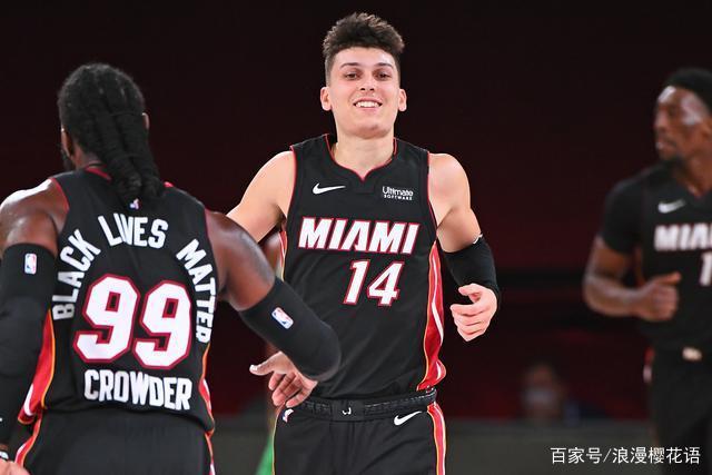 在篮板和护 在篮板和护